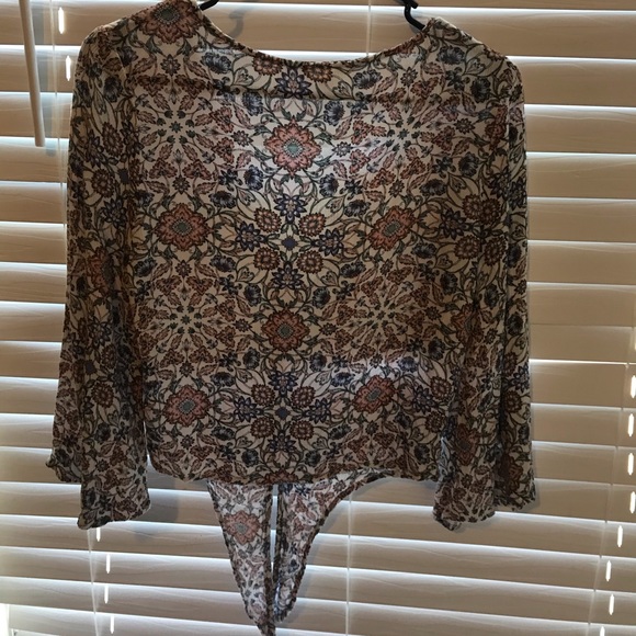 It’s an Aeropostale’s blouse size xs - Picture 2 of 3